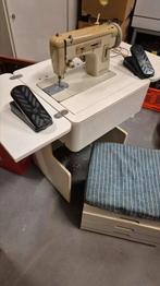 Singer Merritt KL217 op retro naaitafel, kruk met laden, Hobby en Vrije tijd, Naaimachines en Toebehoren, Ophalen, Gebruikt, Singer