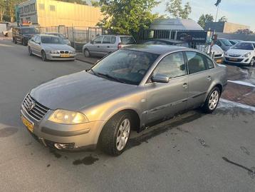 Volkswagen Passat 2.3 V5 Trendline! Clima! Leder! Trekhaak! beschikbaar voor biedingen