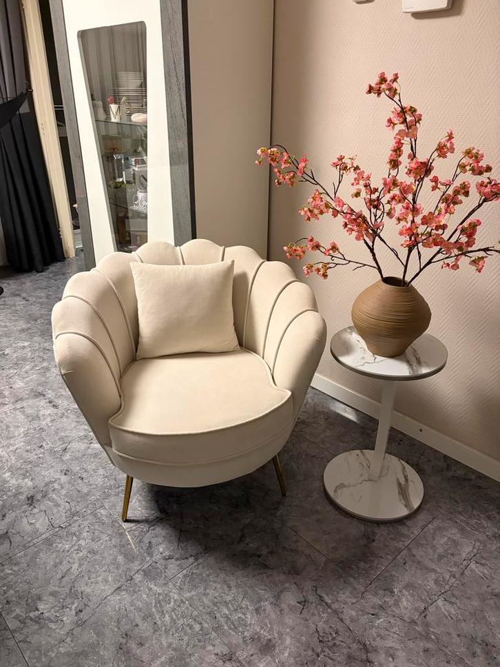 Elegante fauteuil in zachte stof, Huis en Inrichting, Fauteuils, Zo goed als nieuw, Stof, 50 tot 75 cm, Minder dan 75 cm, Ophalen of Verzenden