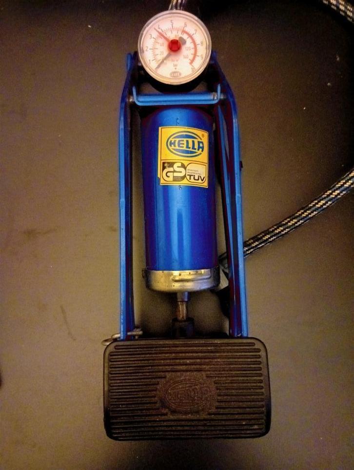 HELLA 8TM 003 791-002 voetpomp met manometer met doos., Fietsen en Brommers, Fietsaccessoires | Fietspompen, Zo goed als nieuw