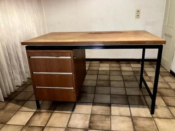 Vintage Bureau jaren 60 beschikbaar voor biedingen