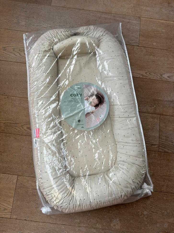 Done By Deer Confetti Cozy Babynest Sand | beige babynestje, Kinderen en Baby's, Babywiegjes en Ledikanten, Zo goed als nieuw