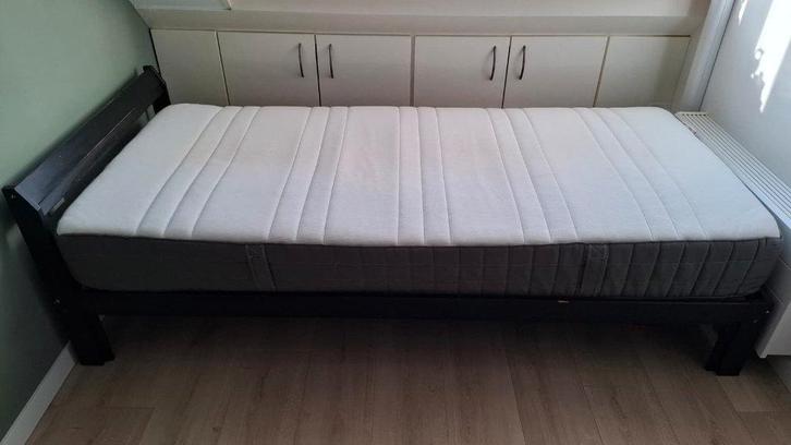IKEA bed en matras, Huis en Inrichting, Slaapkamer | Bedden, Gebruikt, Eenpersoons, 90 cm, 200 cm, Hout, Zwart, Ophalen