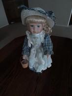 Vintage Porseleinen Pop met Hoed en Mandje, Verzamelen, Poppen, Ophalen of Verzenden, Gebruikt, Pop