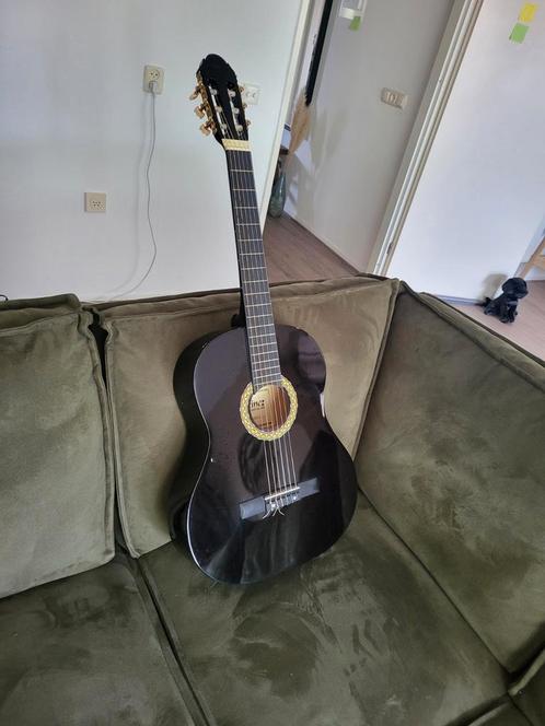 Zwarte martinez gitaar met hoes, Muziek en Instrumenten, Snaarinstrumenten | Gitaren | Akoestisch, Gebruikt, Klassieke of Spaanse gitaar