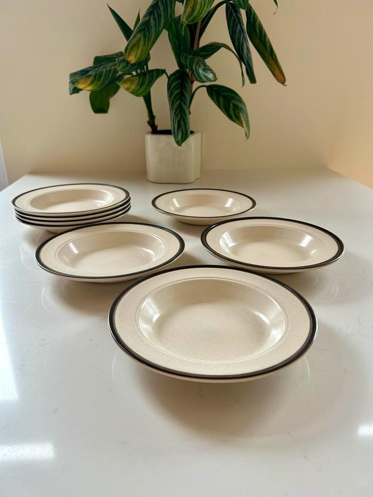 4 of 8 vintage borden Kiln Craft beige seventies 22 cm, Huis en Inrichting, Keuken | Servies, Nieuw, Bord(en), Overige stijlen