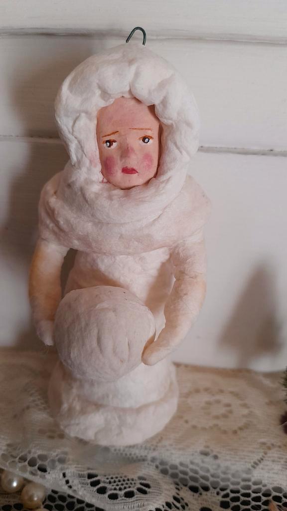 Prachtig brocante wattenpop meisje met grote sneeuwbal, Diversen, Kerst, Ophalen of Verzenden