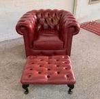 Chesterfield clubfauteuil met ottomane / hocker oxblood, Antiek en Kunst, Ophalen