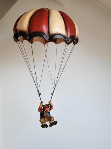 Clown aan parachute beschikbaar voor biedingen