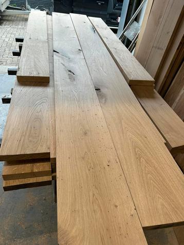 Partij eiken planken te koop. 4 cm dik. B keus beschikbaar voor biedingen