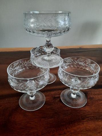 Antiek Tjechisch gegraveerd kristal 6 glazen & 7 coups = 13 beschikbaar voor biedingen