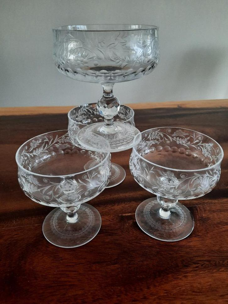 Antiek Tjechisch gegraveerd kristal 6 glazen & 7 coups = 13, Antiek en Kunst, Antiek | Servies los, Ophalen