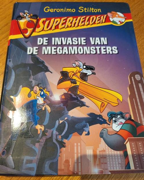 Geronimo Stilton - De invasie van de megamonsters, Boeken, Kinderboeken | Jeugd | onder 10 jaar, Zo goed als nieuw, Ophalen