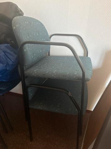 4 nette beklede kantoor stoelen   beschikbaar voor biedingen