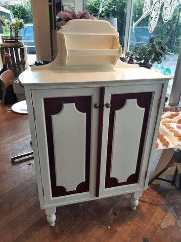 Leuk brocante kastje wit/bordeaux beschikbaar voor biedingen