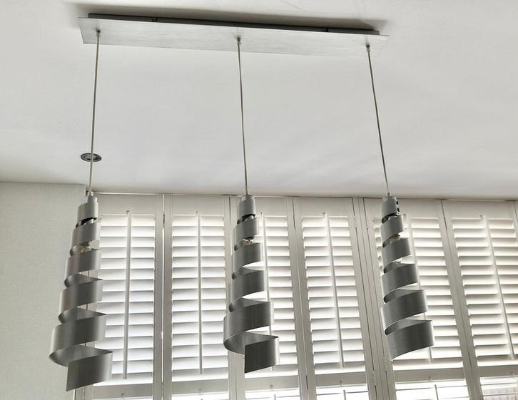 ACTIE wokkel Hanglamp 3 spiralen aluminium rvs zilver lamp, Huis en Inrichting, Lampen | Hanglampen, Gebruikt, 75 cm of meer, Metaal