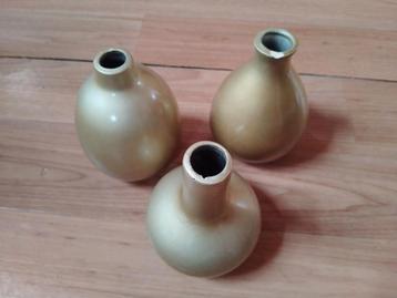 Set van 3 gouden vaasjes beschikbaar voor biedingen