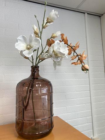Rookglas vaas met kunststof bloemen  beschikbaar voor biedingen