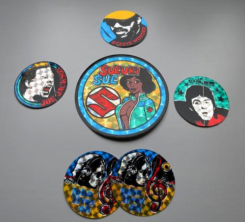 6 Nostalgische stickers 1 keer Suzuki  5 artiestenstickers, Antiek en Kunst, Curiosa en Brocante, Verzenden