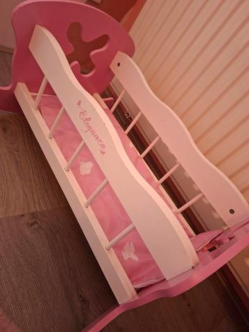 Poppenbedje met deken en kussen beschikbaar voor biedingen