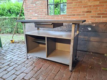 Goede, degelijke werkbank met houten werkblad! beschikbaar voor biedingen