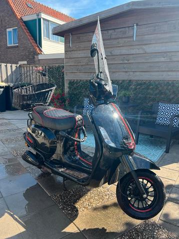 La Souris scooter uit 2022 zwart/rood beschikbaar voor biedingen