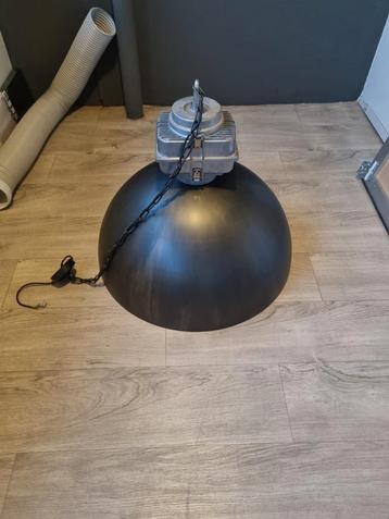 Grote industriële hanglamp beschikbaar voor biedingen