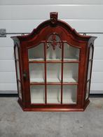 Een kleine notenhouten hangvitrine in Hollandse stijl., Huis en Inrichting, Kasten | Vitrinekasten, Ophalen, Minder dan 50 cm