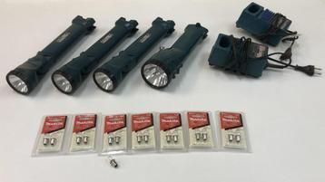4 stuks Makita lamp met 2 laders en 15 lampjes zonder accu's beschikbaar voor biedingen