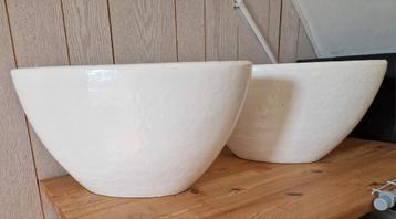 2 grote bloempotten wit , 42 cm  lang, 21 cm hoog beschikbaar voor biedingen