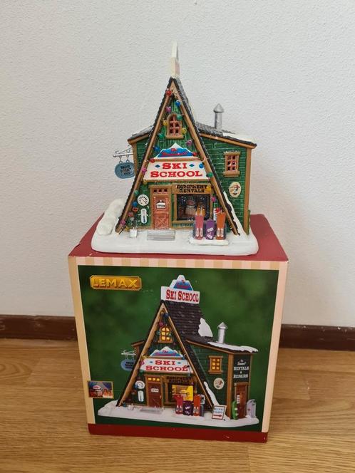 Lemax The Sunny Slope Ski School Kersthuisje, Huis en Inrichting, Woonaccessoires | Overige, Zo goed als nieuw, Ophalen of Verzenden