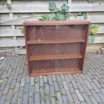 Vintage houten vitrinekast vitrine hangkast jaren 60 beschikbaar voor biedingen