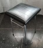 Industrieel vintage retro bijzet krukje met zwart skai leren, Ophalen of Verzenden, Gebruikt, Staal