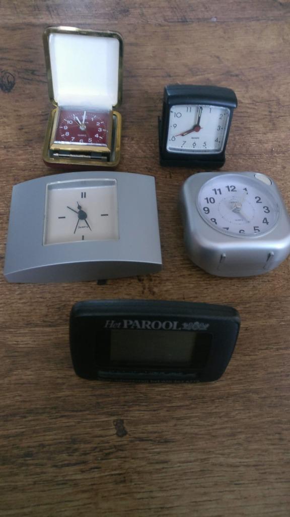 4 klokken analoog (wekker, tafelklokken) en 1 klok digitaal, Huis en Inrichting, Woonaccessoires | Klokken, Wekker of Tafelklok