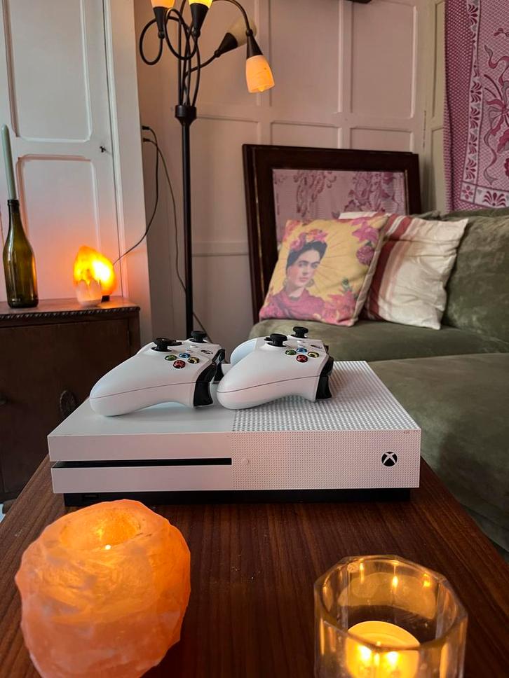 Xbox One S 500GB +1 controller, Spelcomputers en Games, Spelcomputers | Xbox One, Zo goed als nieuw, Xbox One S, 500 GB, Met 2 controllers