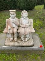 Betonnen beeld boer en boerin op bankje, Ophalen, Gebruikt, Beton, Mensenbeeld
