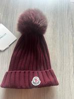 Moncler Burgundy bordeaux muts Pom Pom Beanie, Ophalen of Verzenden, Zo goed als nieuw, One size fits all, Pet