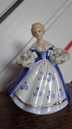 Vintage beeldje Vrouw met bloemen, Verzamelen, Beelden en Beeldjes, Ophalen, Zo goed als nieuw, Mens