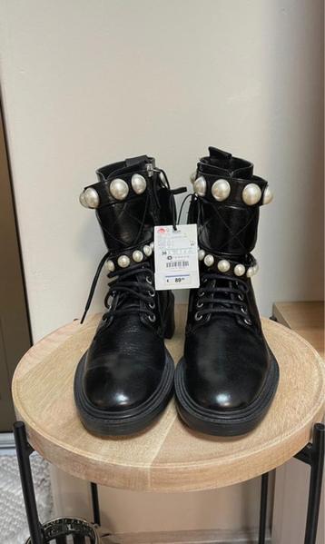Zara ~ Zwarte veterlaarzen / biker boots met pareldetails. beschikbaar voor biedingen