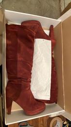 Rode suede laarsen met hak maat 39 merk O’MODA’, Hoge laarzen, O’MODA, Ophalen of Verzenden, Zo goed als nieuw