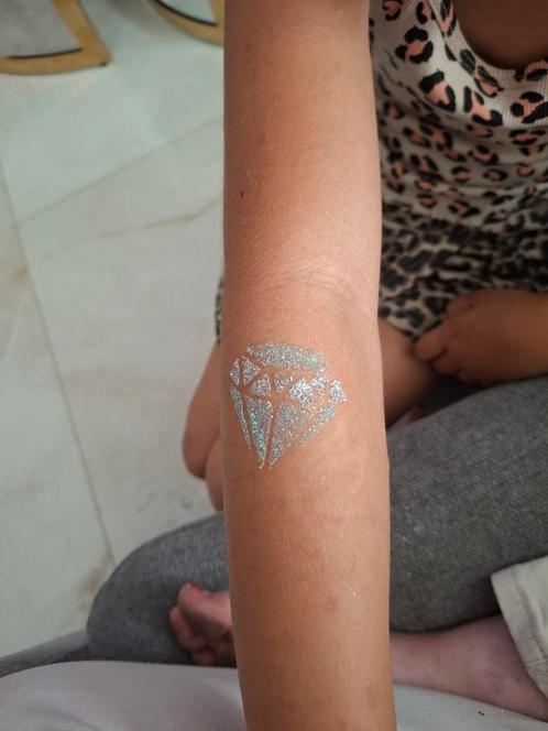 Glittertattoos zetten, Hobby en Vrije tijd, Feestartikelen | Verhuur, Zo goed als nieuw, Ophalen of Verzenden