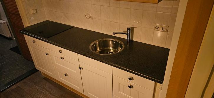 Nette witte keuken met inductiekookplaat (AEG, 2024), Huis en Inrichting, Keuken | Complete keukens, Gebruikt, Enkelwandige keuken