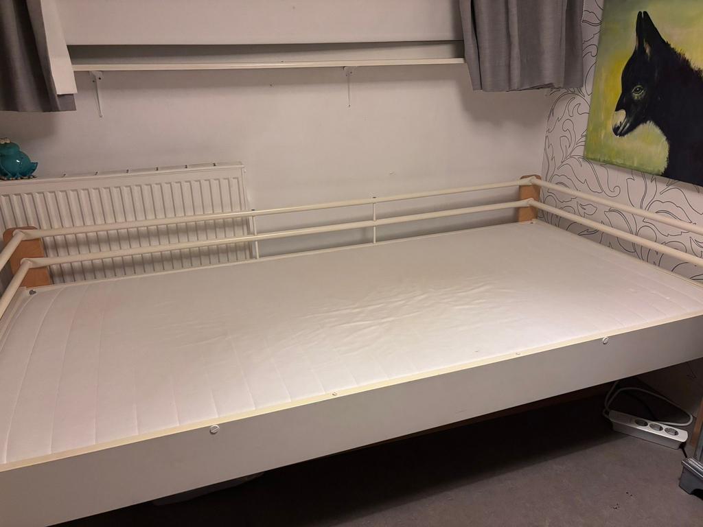 GRATIS. Eenpersoonsbed  zonder matras met lattenbodem, Huis en Inrichting, Slaapkamer | Bedden, 90 cm, Eenpersoons, Wit, Ophalen of Verzenden