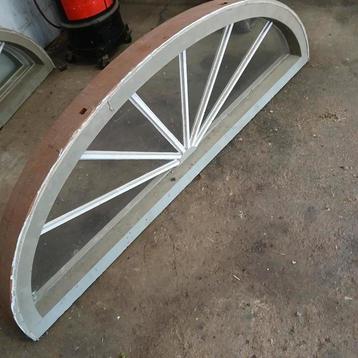 Te koop 3 boogramen met glas. beschikbaar voor biedingen