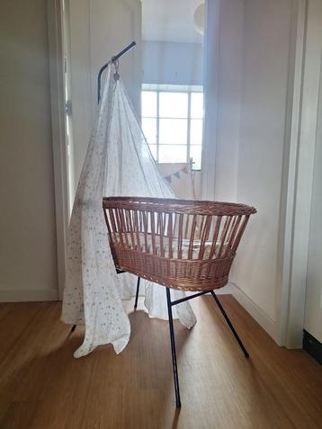 Vintage rotan wiegje  beschikbaar voor biedingen