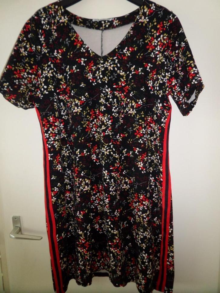 STUDIO M zwarte jurk met opdruk en biezen. ZGAN. maat 46/48, Kleding | Dames, Grote Maten, Zo goed als nieuw, Jurk, Overige kleuren