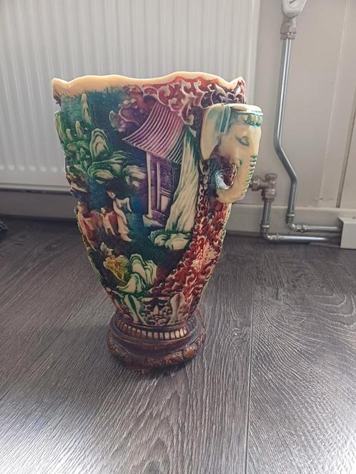 Aziatische Vaas met Olifantdetails, Antiek en Kunst, Antiek | Vazen, Ophalen of Verzenden