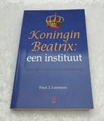 Koningin Beatrix: een instituut. Fred J. Lammers  Majesteit, Verzamelen, Koninklijk Huis en Royalty, Nederland, Tijdschrift of Boek