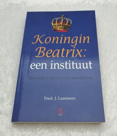 Koningin Beatrix: een instituut. Fred J. Lammers  Majesteit, Verzamelen, Koninklijk Huis en Royalty, Zo goed als nieuw, Tijdschrift of Boek