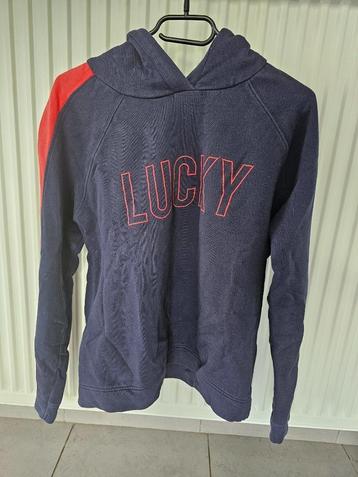 blauwe trui met rode strepen en tekst beschikbaar voor biedingen